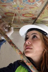 Tarihi caminin cila ile zarar verilen kalem işçiliği motifleri ortaya çıkıyor