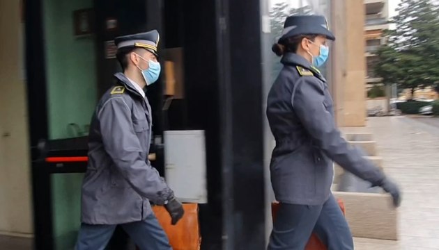 Firenze - Contributi per produrre mascherine, azienda tessile accusata di falsa ricoversione industriale (07.04.22)