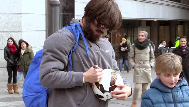 Cristiano Ronaldo se déguise en SDF et passe incognito dans les rues de Madrid !