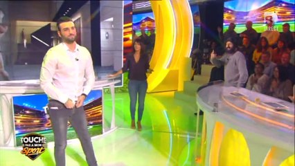 Aymeric se déshabille en direct
