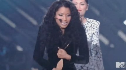 Problème de robe gênant pour Nicki Minaj sur la scène des MTV Video Music Awards