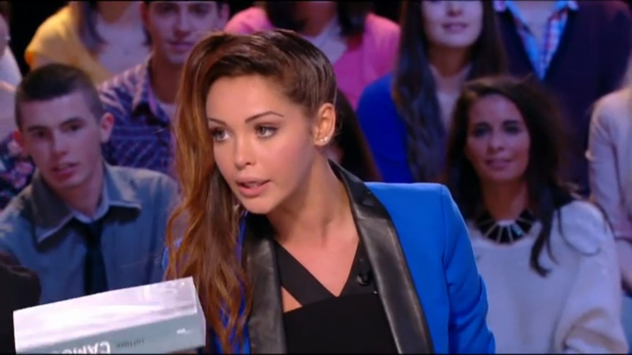 Nabilla fait un sketch au Grand Journal