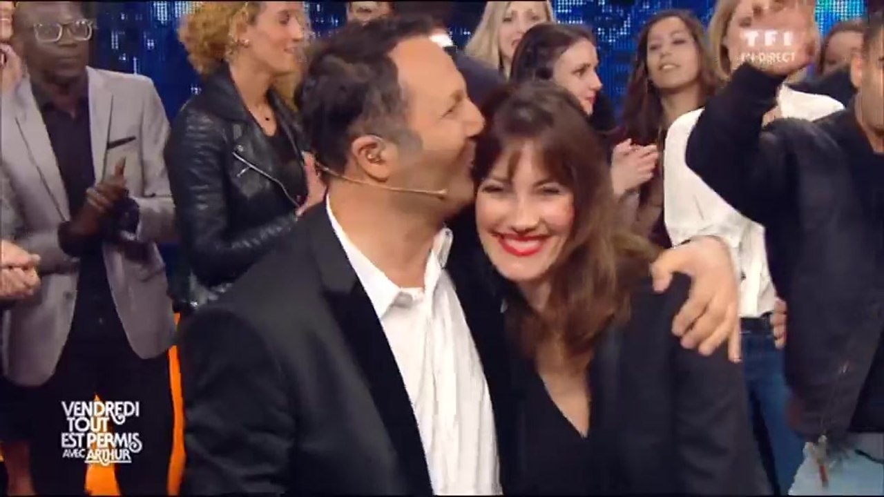 Arthur présente pour la première fois au public sa compagne Mareva Galanter... ... Zapping People