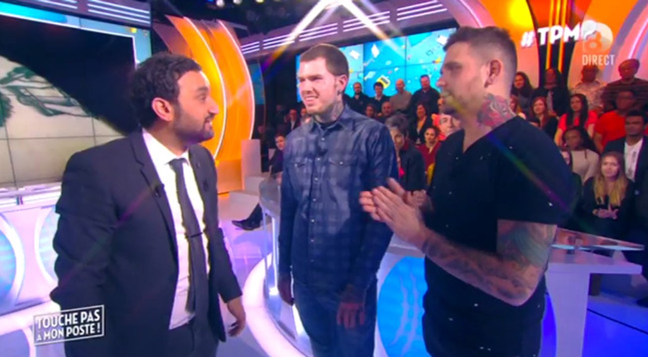 Touche pas à mon poste : le célèbre fan de Questions pour un champion dévoile son tatouage de Julien Lepers sur les fesses