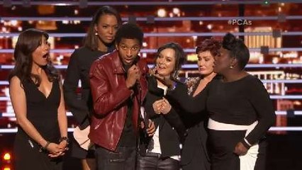 Malaise aux People's Choice Awards 2016 : un inconnu surgit sur scène et se fait éjecter d'un coup de pied !