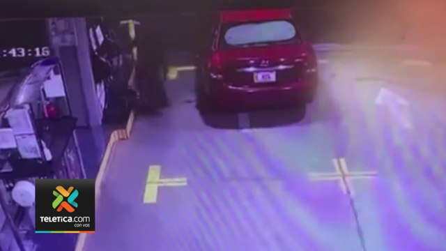 tn7-Taxista-llena-el-tanque-de-combustible-y-se-va-sin-pagar-de-gasolinera-120422