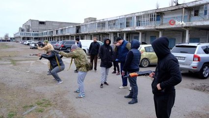 Ukrayna'da sivil halka silah eğitimi veriliyor