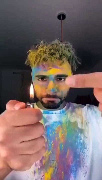 Une personne qui explique tous les tours de magie