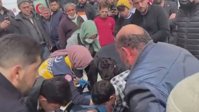 Pazar yerinin yıkılmasını istemeyen vatandaşlar iş makinelerini engelledi