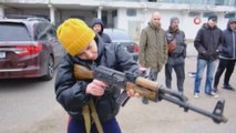 Ukrayna'da sivil halka silah eğitimi veriliyor