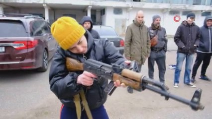 Ukrayna'da sivil halka silah eğitimi veriliyor
