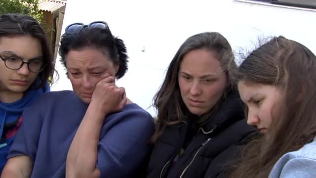 Una familia ucraniana de Bucha no puede reprimir las lágrimas viendo la barbarie en las calles de su ciudad