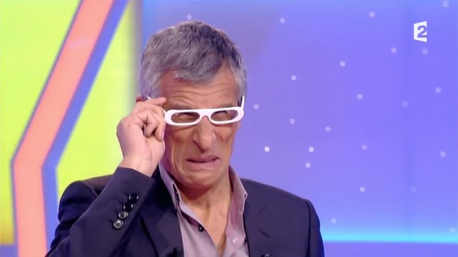 Nagui essaye des lunettes ridicules, se fait chambrer dans tout le monde veut prendre sa place