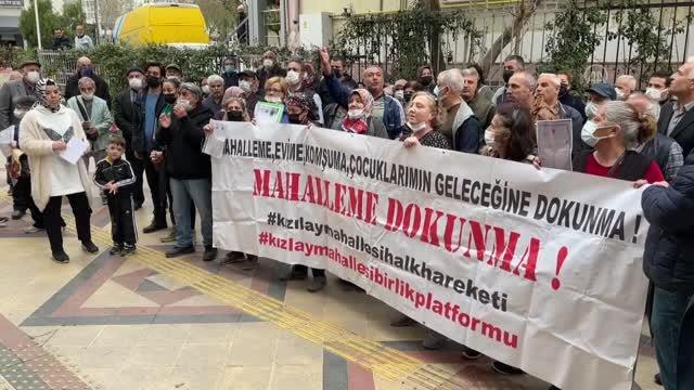 Bornova'da kentsel dönüşüm projesine karşı çıkan bir grup belediye önünde eylem yaptı