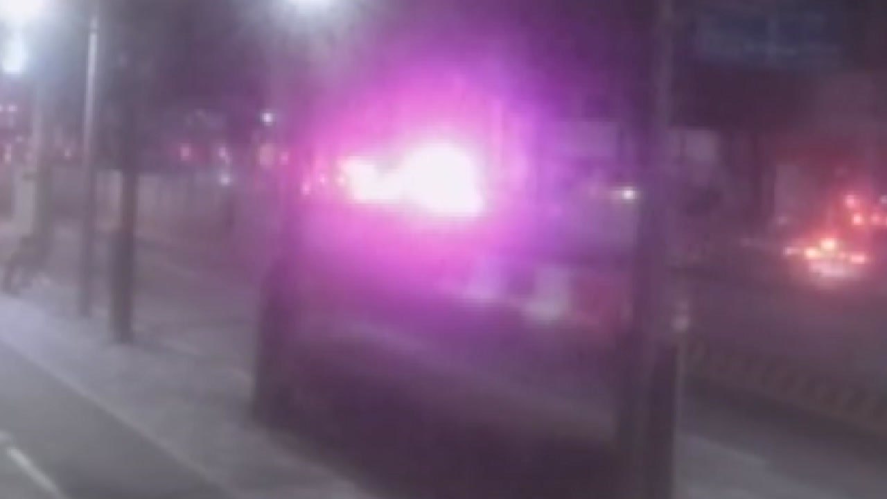 훔치려고 도로 위에 빼놓은 공사 자재에 차량 충돌 / YTN