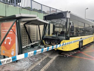 İETT otobüsü durağa çarptı