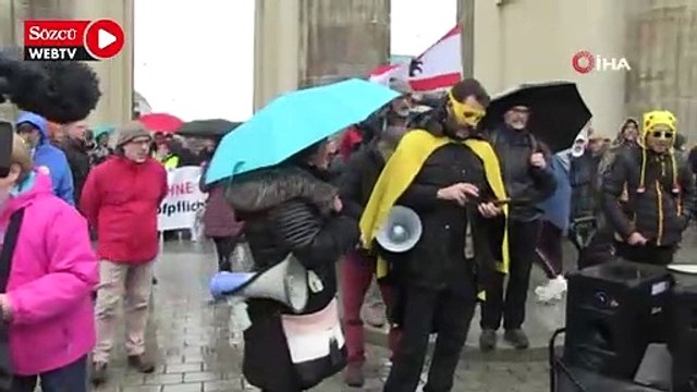 Almanya’da aşı protestosu yasanın reddedilmesi ile kutlamaya dönüştü