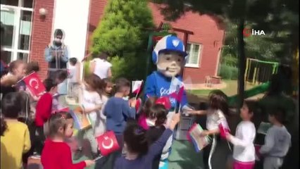 Marmaris'te polisler, minik öğrencileri eğlendirdi