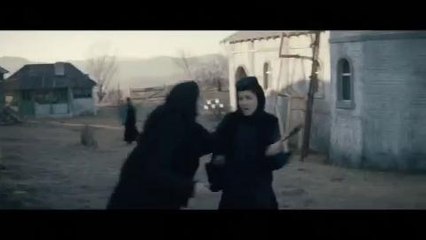 Au-delà des collines