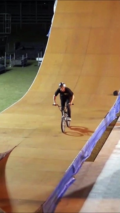 Le rider ryan williams passe un trick incroyable en bmx