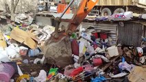 'Kötü Koku' Şikayeti Yapılan Evden 6 Ton Çöp Çıktı