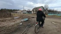 Los habitantes de un pueblo ucraniano cercano a Chernígov tratan de sobrevivir tras los ataques rusos