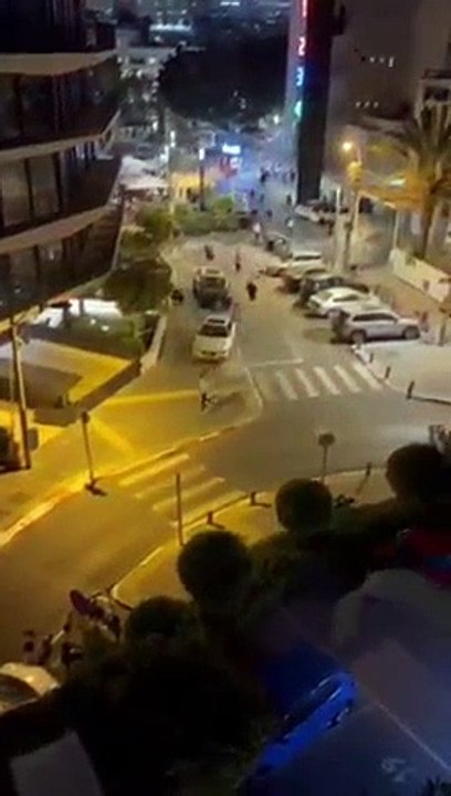 لحظة هروب المستوطنين في شارع (ديزنكوف) بتل أبيب