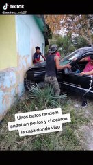 ¡Buen servicio! Jóvenes chocan auto contra casa; resultan ser albañiles y reparan el daño