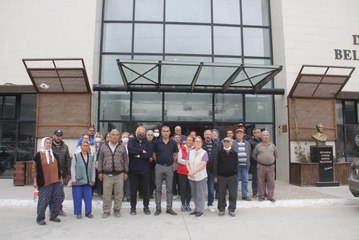 Datça'da mahalle sakinleri yolu ulaşıma kapatarak belediyeleri protesto etti