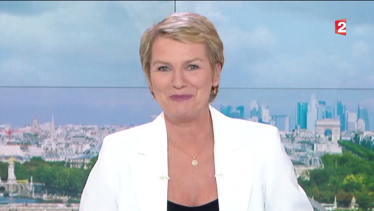 Elise Lucet, émue par la surprise d'un des journalistes du 13h lors de son dernier JT