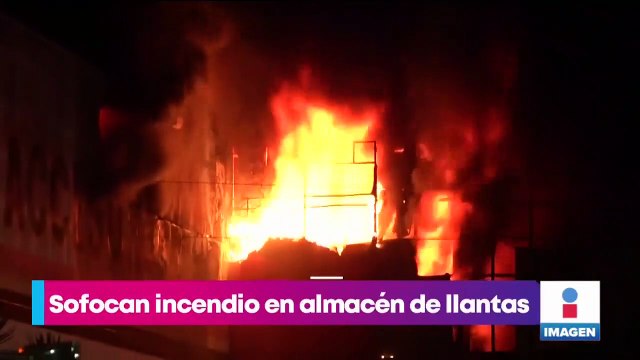 Sofocan incendio en almacén de llantas en Oaxaca