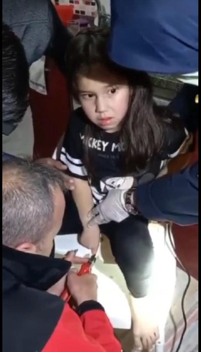 PARMAĞI MAMA SANDALYESİNE SIKIŞAN HİFA ZEHRA'YI İTFAİYE EKİPLERİ KURTARDI