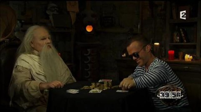 Fort Boyard : Père fouras joue au poker avec le nain