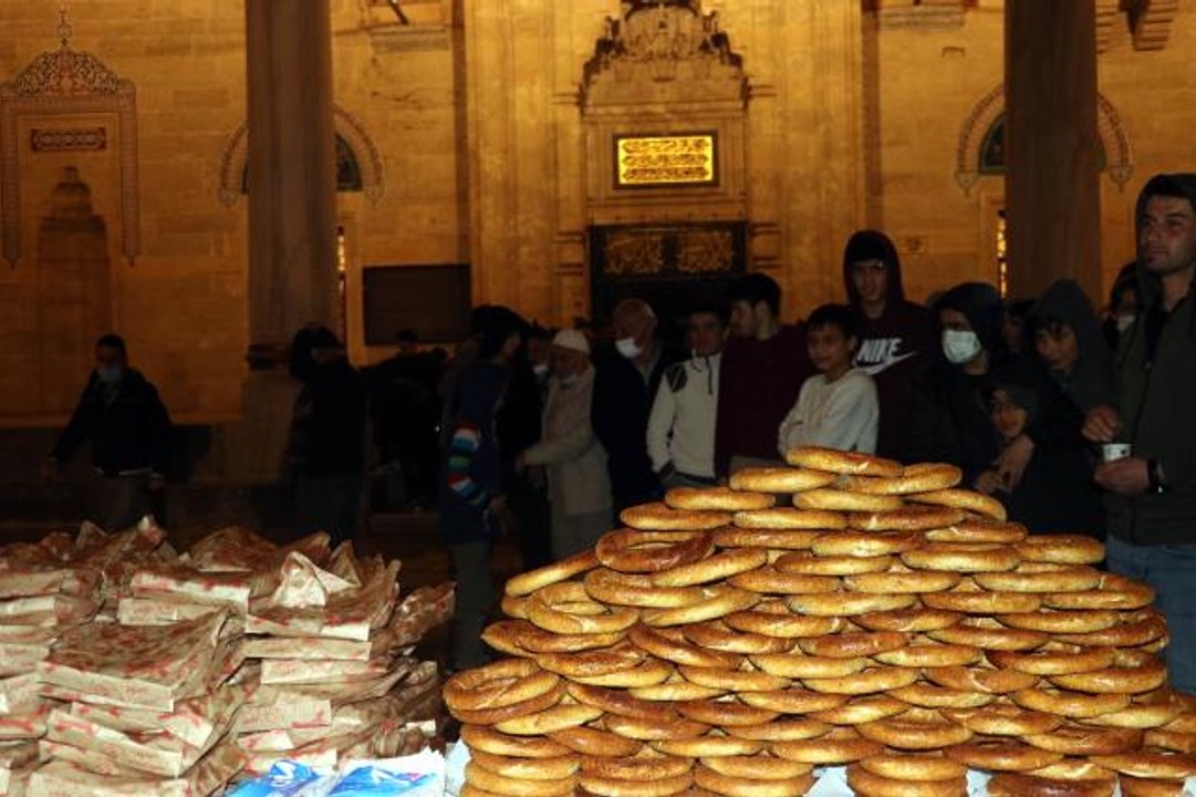 Amasya Valisi Masatlı, simitlerini satamayan çocuğun tüm simitlerini satın aldı