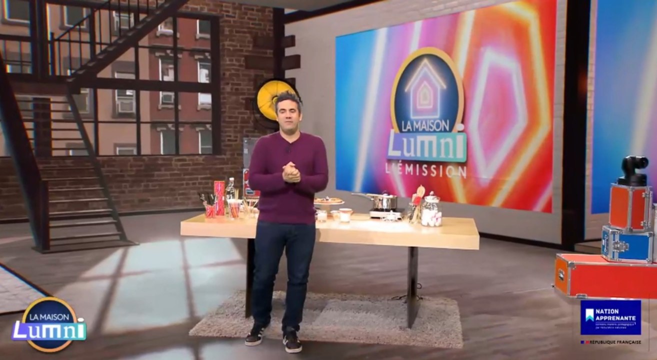 Alex Goude et des profs donnent des cours aux enfants dans La Maison Lumni, l'émission