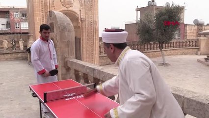 MARDİN'DE İMAM İLE KİLİSE ÜYESİ MASA TENİSİ MAÇI YAPTI