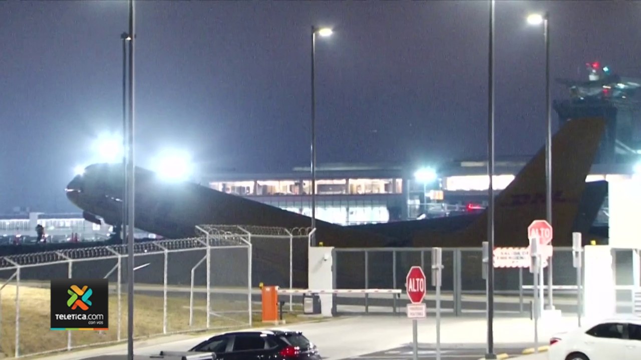 tn7-Bomberos-y-funcionarios-del-Juan-Santamaría-continúan-sacando-mercadería-de-avión-accidentado-070422