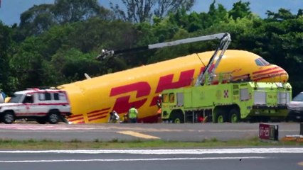 Avião de carga se parte em dois em aeroporto