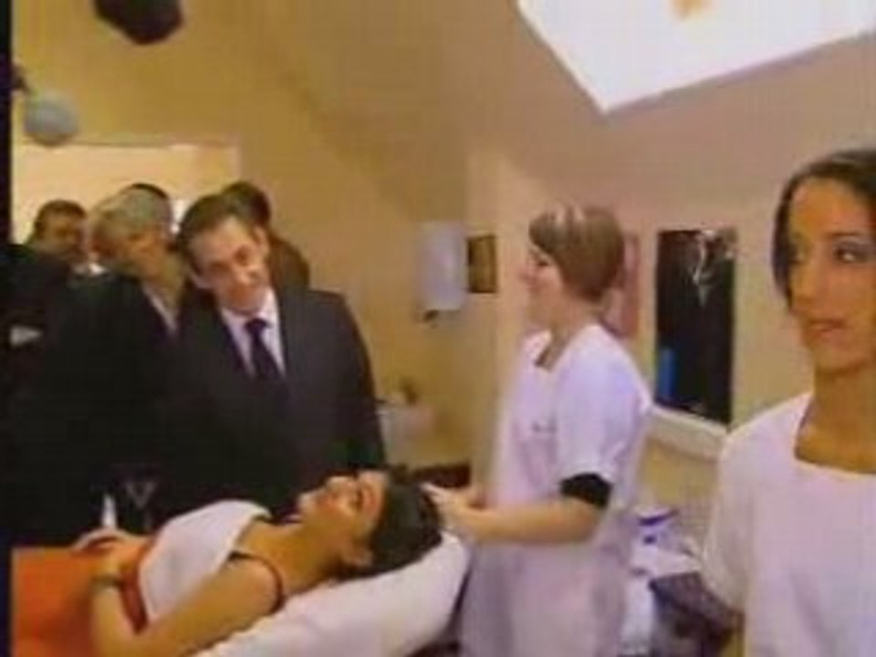 Une jeune fille refuse de serrer la main de Sarkozy