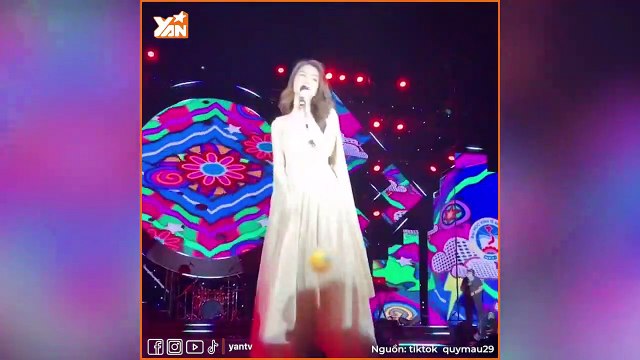 Hậu ồn ào _hát nhép_ của Erik, Hòa Minzy có pha _cà khịa_ em trai cực mạnh trên sân khấu