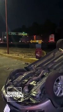 Live Vehículo volcado y abandonado sobre Calzada Lázaro Cárdenas