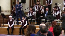 Cumhurbaşkanı Erdoğan, iftar programında Ulus İlk Meclis Anadolu İmam Hatip Lisesi Musiki Topluluğu öğrencilerine eşlik etti
