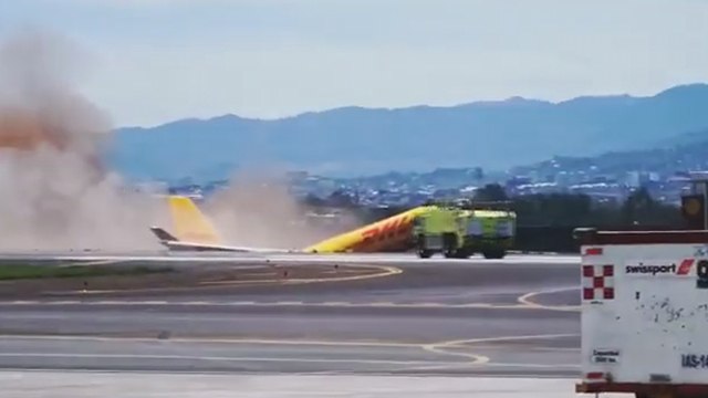 Acil iniş yapan uçak pistte ikiye ayrıldı