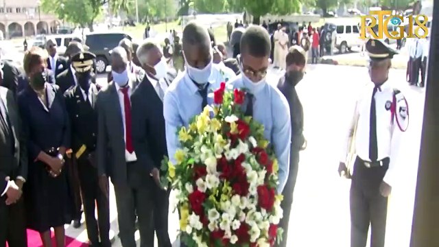 Premye minis Ariel Henry depoze yon jèb flè nan pye moniman Toussaint Louverture