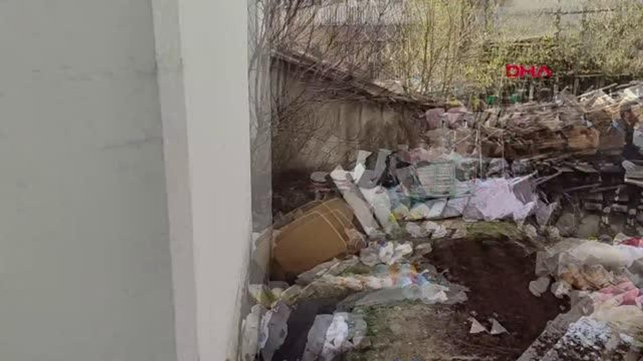 'KÖTÜ KOKU' ŞİKAYETİ YAPILAN EVDEN 6 TON ÇÖP ÇIKTI