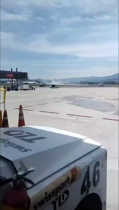 Découvrez les images impressionnantes de cet avion-cargo de transport de courrier et de colis qui s'est cassé en deux lors d'un atterrissage d'urgence sur la piste de l'aéroport de San José, au Costa Rica