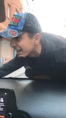 BAĞCILAR'DA OTOMOBİLİN KAPUTUNDA TEHLİKELİ YOLCULUK