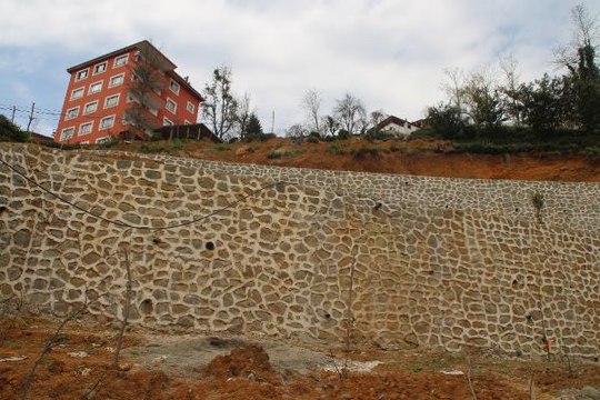 RİZE'DE HEYELAN RİSKİ OLAN YAMAÇLARA 'İSTİNAT DUVARI' ÖNLEMİ