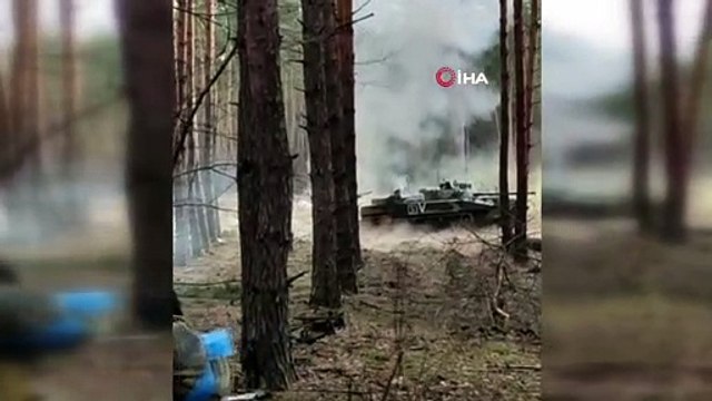 Ukrayna ordusu, teslim olmayan Rus askerlerinin bulunduğu tankı roketle vurdu