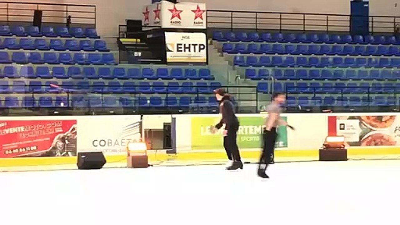 Performance de Kevin Aymoz, champion de France de patinage artistique, à la patinoire de Tours le 7 avril 2022.